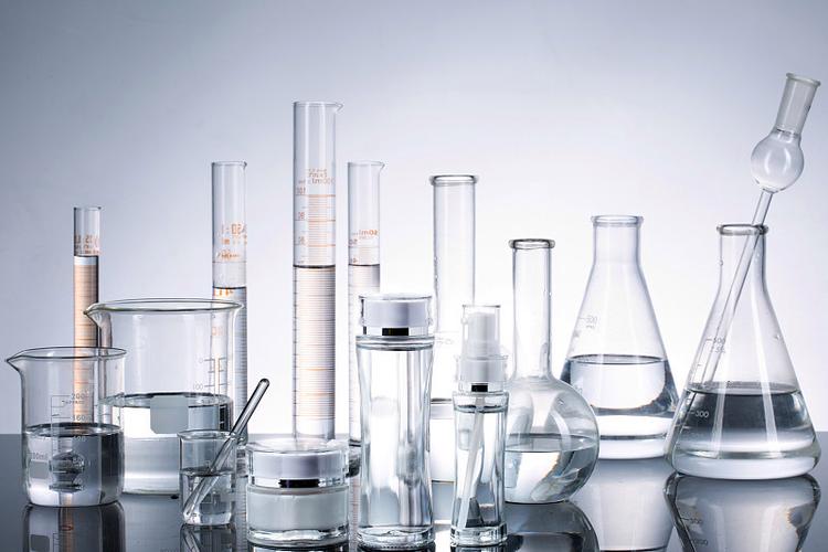 跨界融合 护肤精华与纺织品美学在视觉呈现中的创新应用